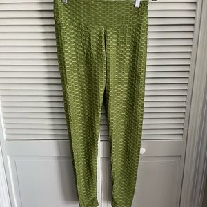 Olive Green Scrunch Booty legging size L